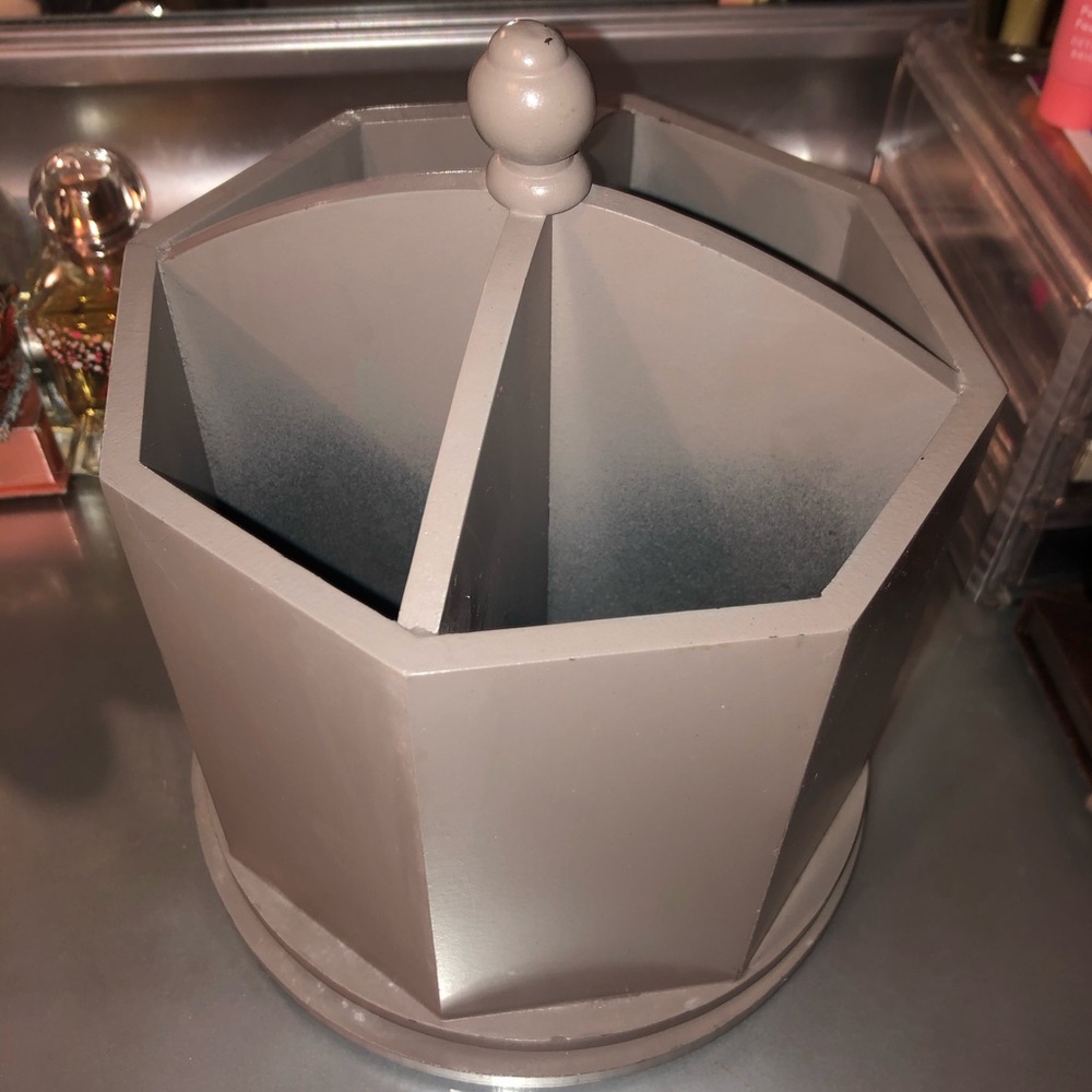 Makeup Brush holder that spins